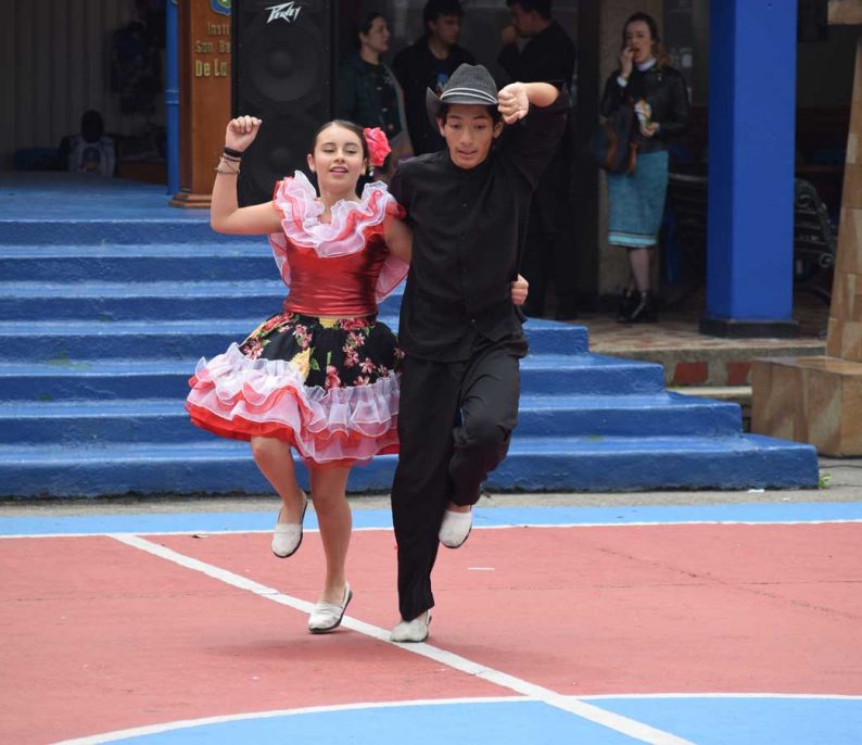 Estudiantes-baile-tipico-ISB-San-Bernardo-De-La-Salle